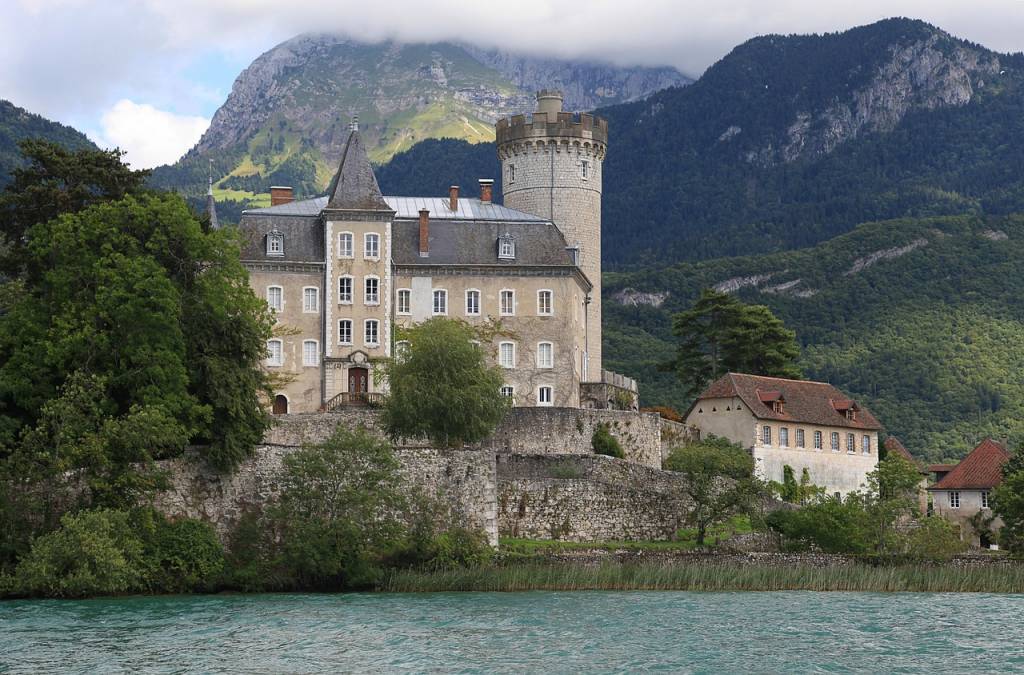 Conciergerie à annecy : l’atout sérénité des propriétaires loin de leur bien